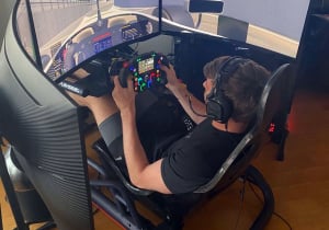 Verstappen eerste en derde na spectaculaire virtuele races op Silverstone en Mugello