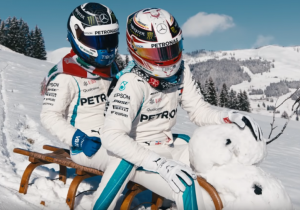 VIDEO: Hamilton en Bottas op de slee in de sneeuw