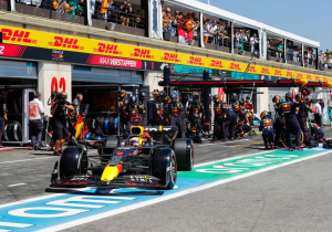 Verstappen slaat grote slag in Frankrijk na DNF Leclerc: "Hoop dat het goed met hem gaat"
