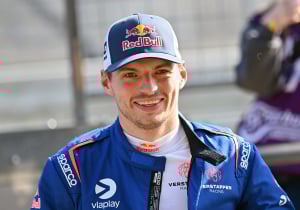 Verstappen met brede glimlach na pole op Nürburgring: "We kunnen lekker aanvallen"