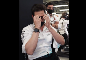 VIDEO: Wolff woedend en vol ongeloof na kostbare fout Hamilton: "Nee, nee, NEE"
