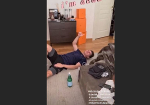 Rico Verhoeven mat Max Verstappen af tijdens trainingssessie