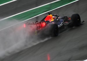 VIDEO | Red Bull Racing niet in actie in Barcelona na crash Hadjar