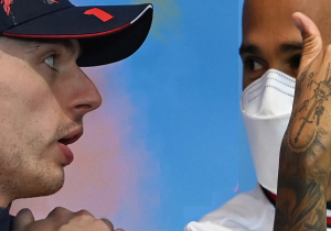 Verstappen deelt tik uit aan Hamilton na incident: "Kostte hem de overwinning"