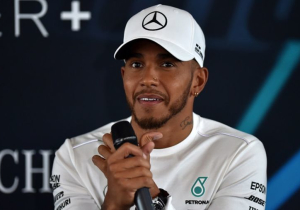 Hamilton over nieuw contract bij Mercedes: "Ik hoop het wel"
