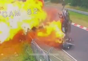 VIDEO: Gruwelijke horrorcrash op Nürburgring mondt uit in vlammenzee
