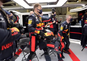 VIDEO: Red Bull-garage ontploft na lekke band voor Lewis Hamilton