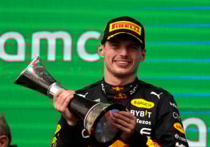 Verstappen onthult trots bijzondere gouden helm waar hij tot einde seizoen mee racet