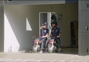 VIDEO: Verstappen en Pérez zorgen voor chaos in de Red Bull-fabriek