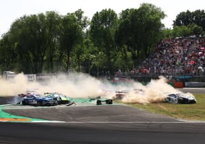 Ongelofelijke crash: massale kettingbotsing op Monza zorgt voor chaos