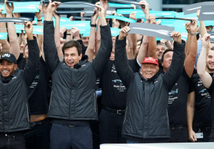 Lewis Hamilton als held onthaald bij Mercedes: 'Een emotionele dag'