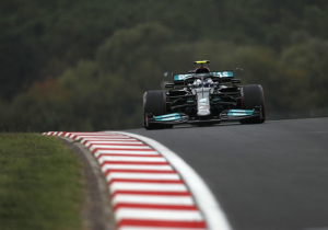 Bottas pakt pole na gridstraf voor Hamilton: "Dat zou goed moeten zijn"