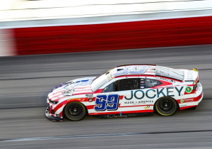 Daniel Suárez rescata puntos en Darlington y termina 18°