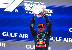 Waché geniet in zijn uppie van podiumceremonie Verstappen onder genot van een sigaretje