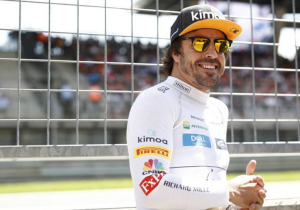 Alonso heeft last van handblessure: 'Bij de normale dingen voel je pijn'