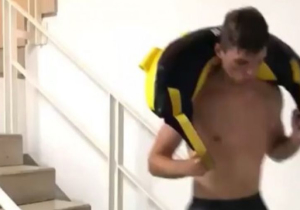 IN BEELD: Max Verstappen werkt zich in het zweet tijdens zijn vakantie