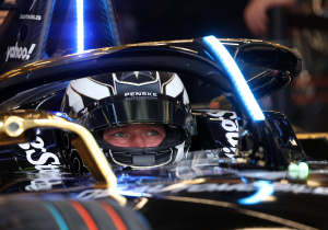 Guenther haalt Rowland tijdens laatste bocht in voor zege in Djedda, De Vries vierde