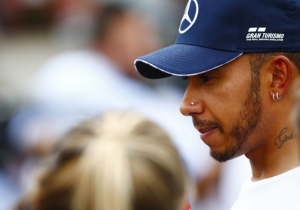 Hamilton haalt uit naar oud-coureurs: 'Alle coureurs verdienen meer respect'
