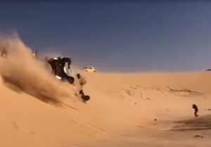 Alonso slaat meerdere keren over de kop tijdens tiende etappe Dakar Rally