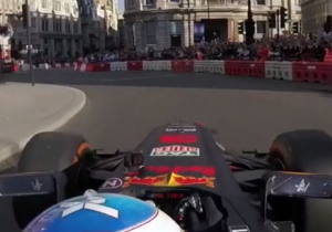 VIDEO: Throwback Thursday: Daniel Ricciardo gaat helemaal los in het centrum van Londen!