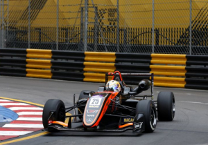 'Onderdelen auto Sophia Flörsch gestolen na crash'