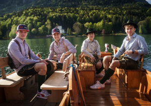 Red Bull-coureurs in Oostenrijkse klederdracht, Veekay hervat training | Social Wall