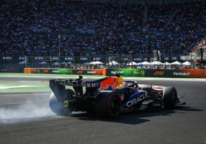 Verstappen ziet winst in kwalificatie in rook opgaan: Hamilton pakt eerste Ferrari-pole