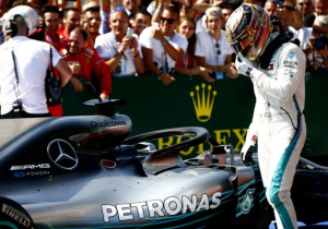 Hamilton komt met verklaring over weglopen na finish