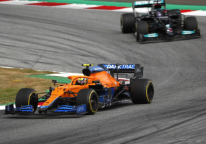 Norris pakt podium ondanks tijdstraf, deelt sneer uit naar Perez: 'Gewoon stom van hem'