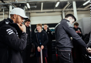 Hamilton deelt foto van zijn nieuwe Mercedes
