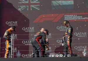 Norris komt met speciale Hongarije-helm en knipoogt naar gebroken trofee Verstappen