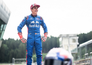 MotoGP-rijder Marc Márquez kruipt achter stuur van Formule 1-auto