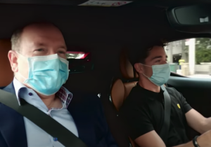 Leclerc scheurt in Ferrari door Monaco met Prins Albert II