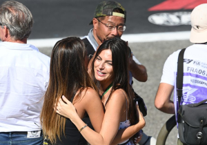 Kelly Piquet en Max Verstappen stappen samen met Lando Norris in helikopter