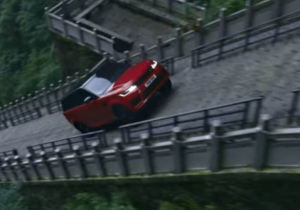 VIDEO: Ho-Pin Tung beklimt in Range Rover enorm steile trap met 999 treden