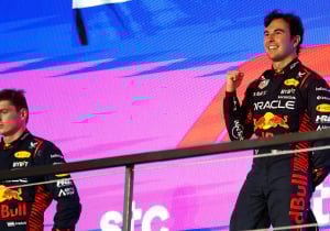 Herbert sobre Verstappen: '¡Muestra respeto a Checo!'