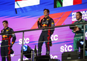 Verstappen reveló que casi se sale de la pista por ver la batalla Checo vs Alonso