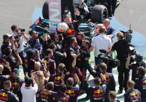 VIDEO: Red Bull, Pérez en Verstappen vieren dubbel podium op uitbundige wijze