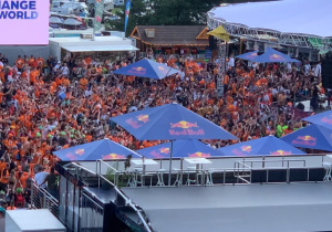 Totale gekte op oranjecamping in Oostenrijk: 'Van links, naar rechts!'