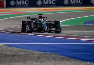 Bizar: spiegel blijft rondjes lang op rechte stuk liggen, Hamilton en Sainz rijden lek