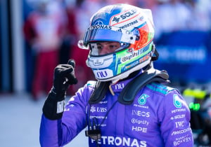 Antonelli wijst naar fout Verstappen na derde F1-zege op rij: "Daar had ik geluk mee"