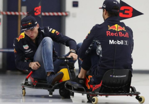VIDEO: Verstappen en Ricciardo racen door fabriek van Red Bull Racing