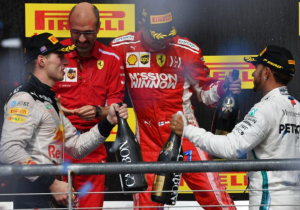 Hamilton dolt met Verstappen: "Hadden elkaar er eigenlijk van de baan moeten rijden"