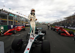 Ecclestone hoopt op zwaar jaar voor Hamilton: 'Hoe verkoop je de F1 anders nog?'