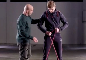 VIDEO: Max Verstappen laat zien hoe hij zijn schouders traint