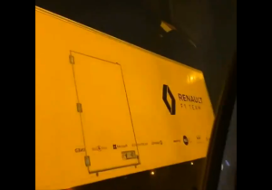 VIDEO: Turkse Formule 1-fan uitzinnig bij zien vrachtwagen Formule 1-team Renault