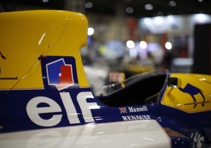 Sebastian Vettel tikt iconische Williams FW14B op de kop