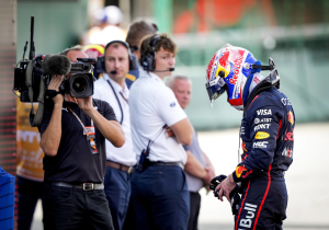 Stewards geven uitleg na dubbele straf voor Verstappen: 'Max was duidelijk niet blij'