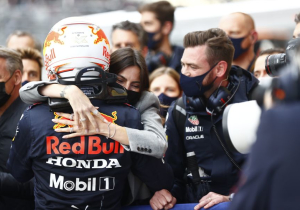 Kelly Piquet toont blijdschap en trots na zege Verstappen in Verenigde Staten