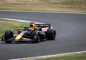 Verstappen slaat aanval van sterke Pérez af en pakt pole position in Japan